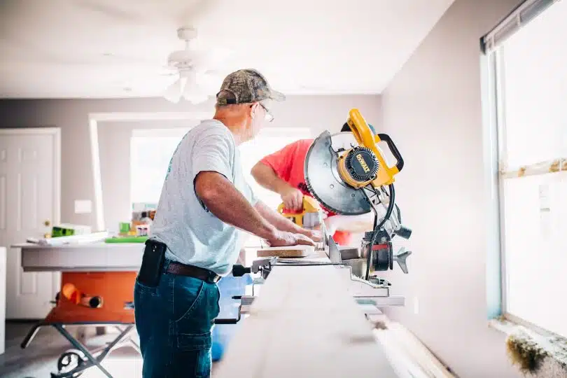 un homme réalisant des travaux chez lui